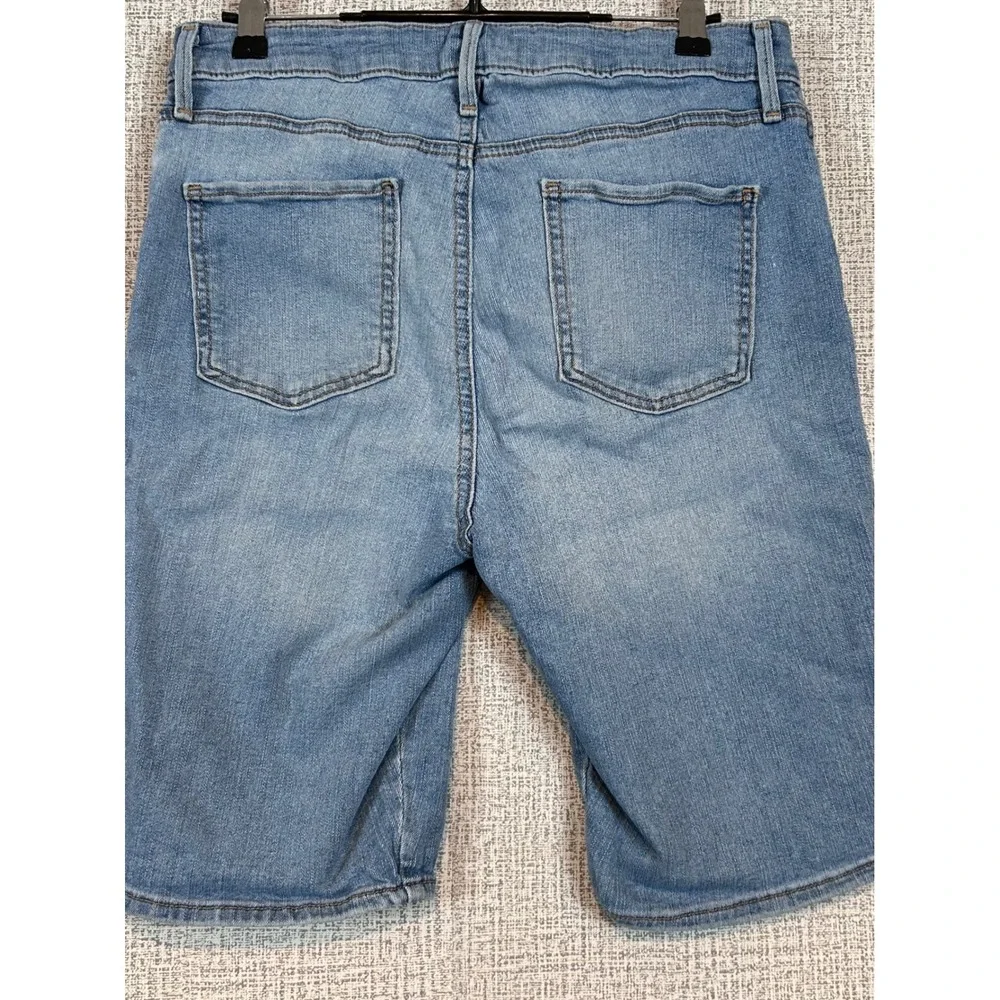 Gloria Vanderbilt Womens All-Around Slimming Bermuda Shorts Light Wash Blue Sz 8
